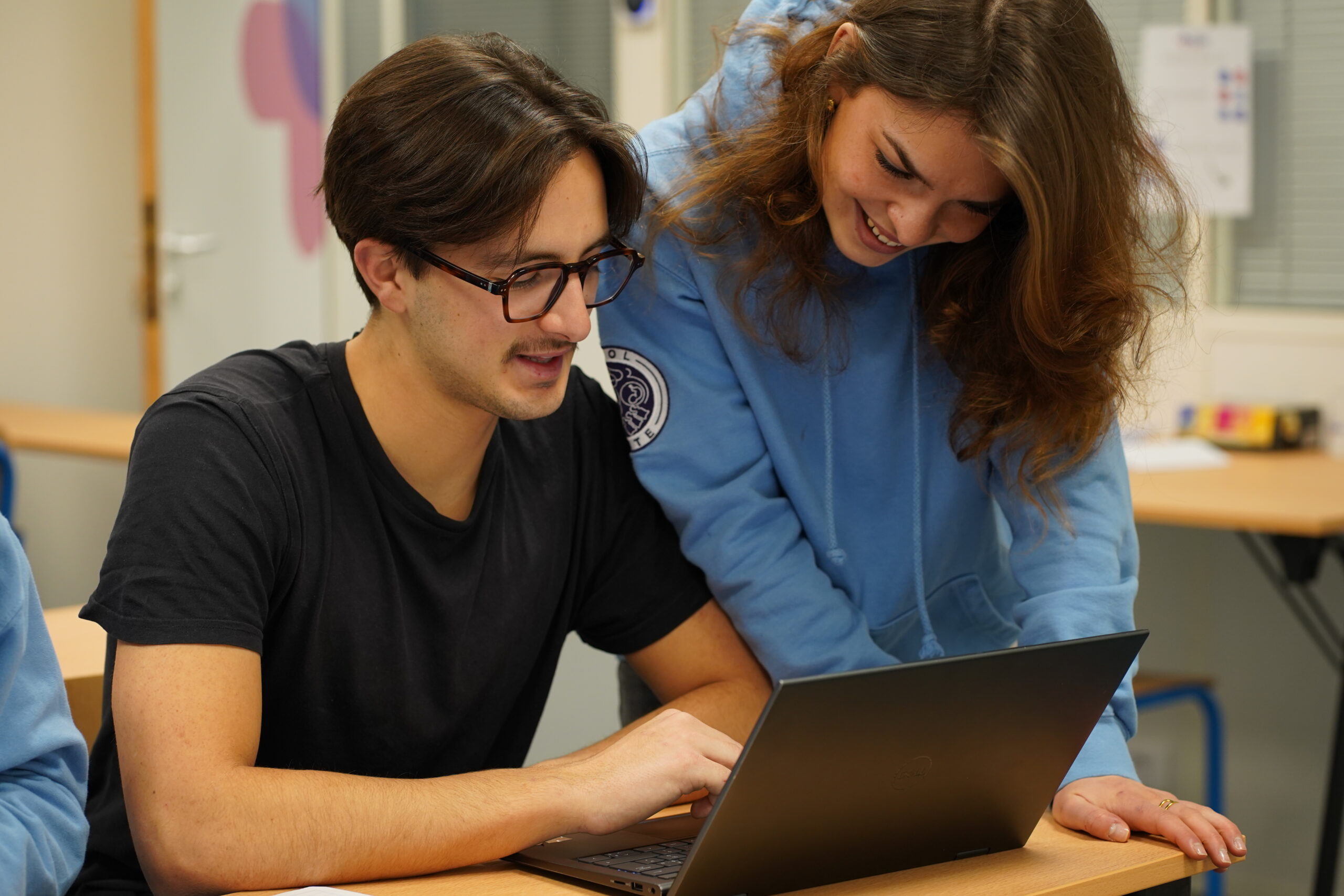 Étudiants travaillant ensemble sur un ordinateur